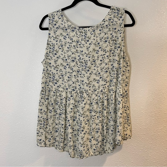 Chic Floral White and Blue Sleeveless Blouse size 2XL - Picture 3 of 6